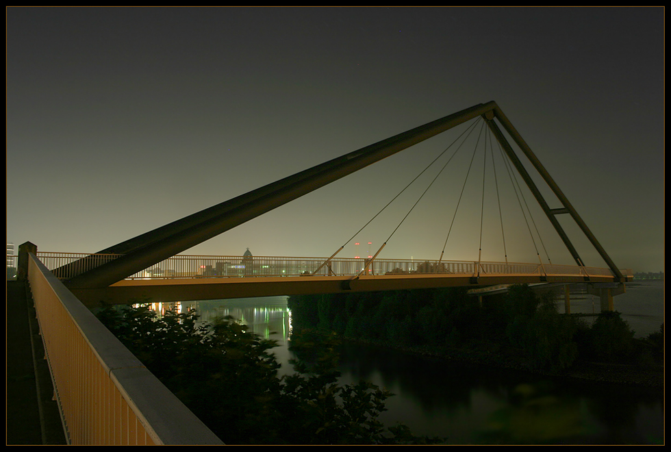 Fußgängerbrücke im Medienhafen